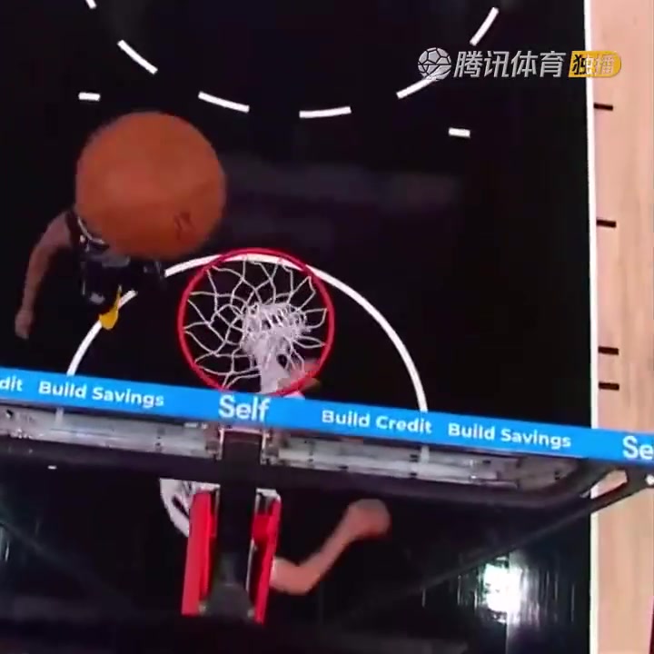 罕見一幕！努爾基奇拋投 球神奇停在籃板上沿 看呆凱爾登?。ㄅ瑺柣婕\）